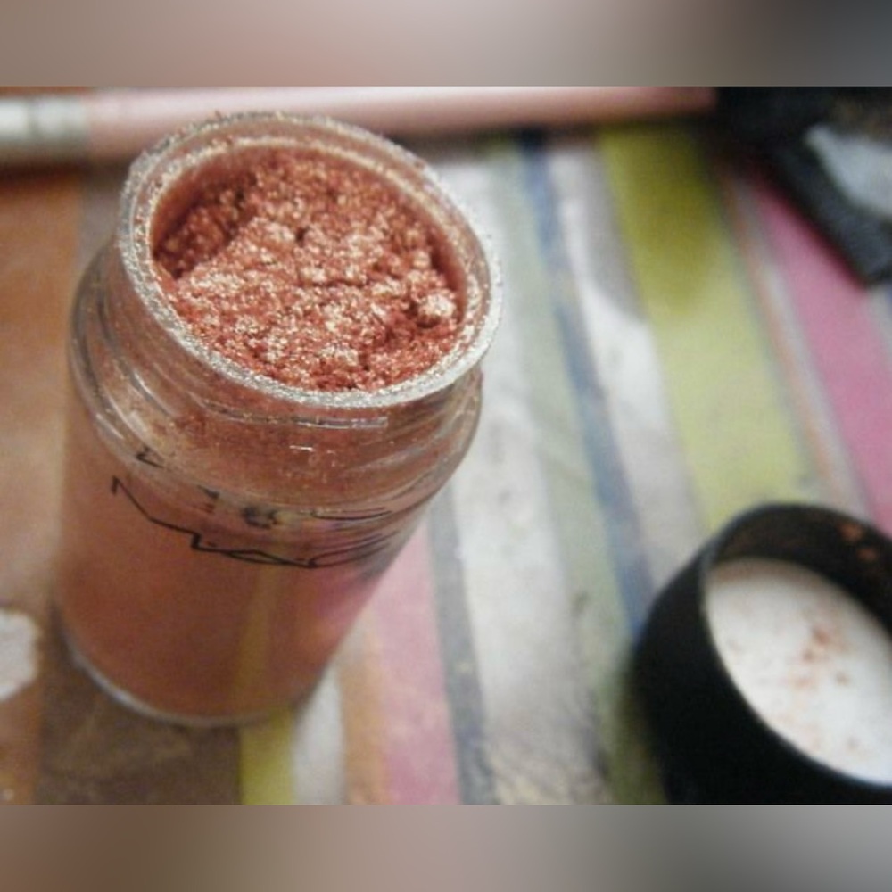 Mac Cosmetics pigment in Melon.